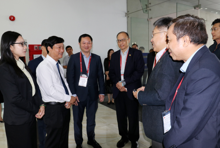 Chủ tịch UBND tỉnh Võ Văn Minh trao đổi với lãnh đạo Liên đoàn Công nghiệp và Thương mại Hoa Sing.